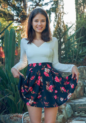 18 year old girl Ella Woods nudes on a vibrator after slowly removing clothing